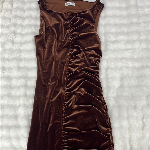Elegant Brown Velvet Dress - Picture 2 of 3